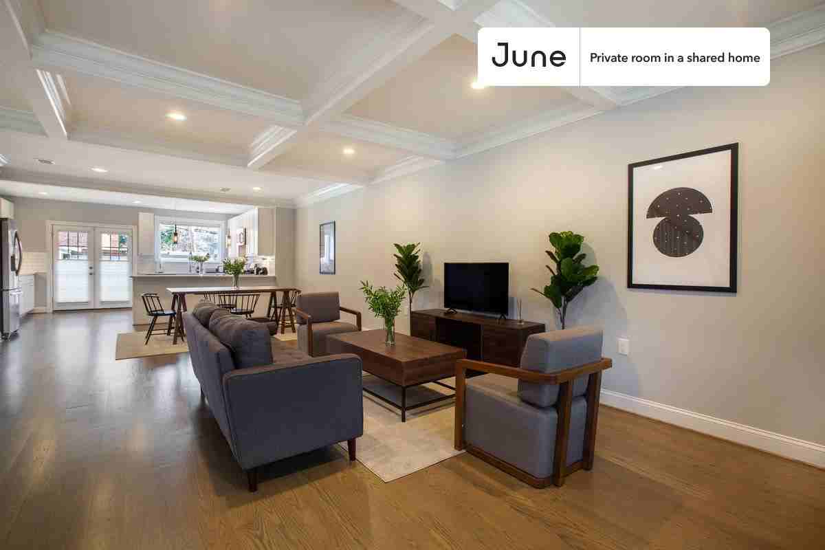 4419 3rd St Nw #C - Photo 4 of 14