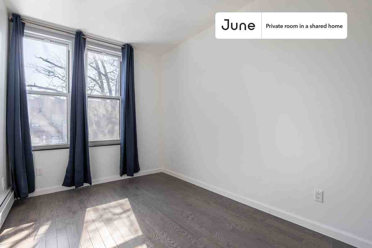 2572 Steinway St #C - Photo 4 of 16