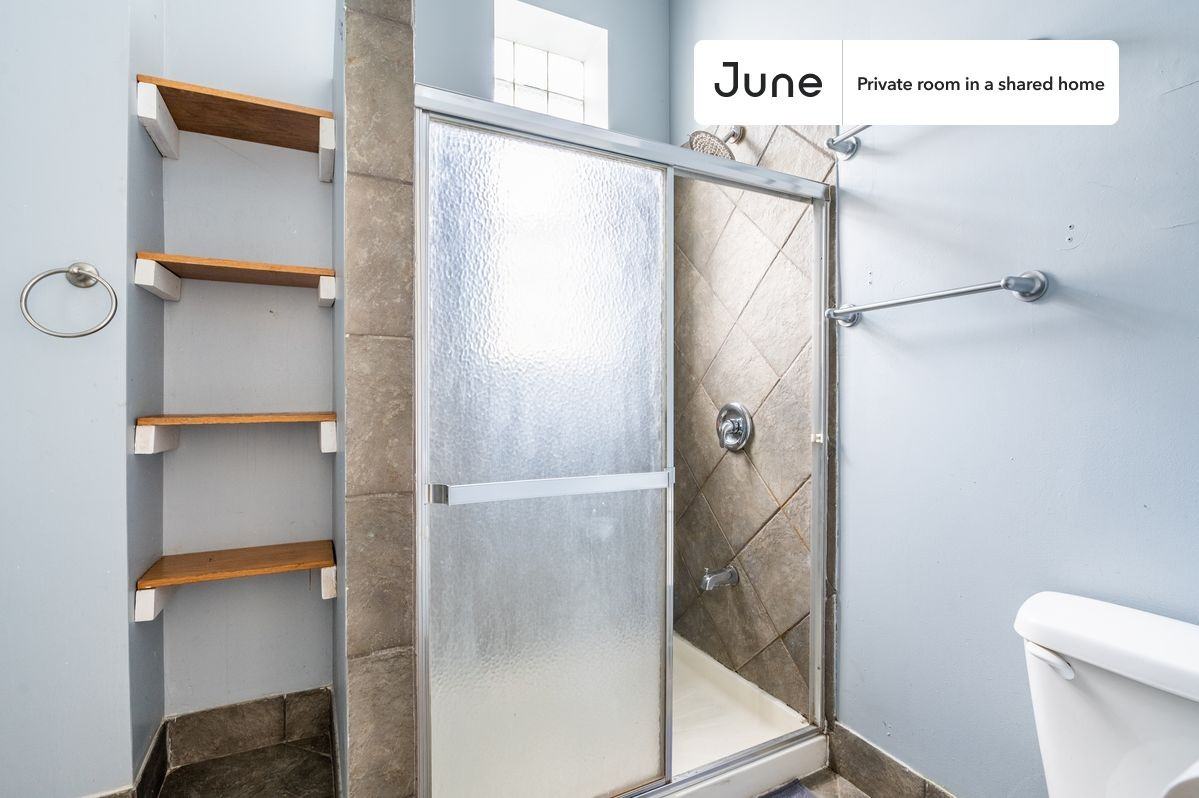 2527 W Division St #B - Photo 6 of 13