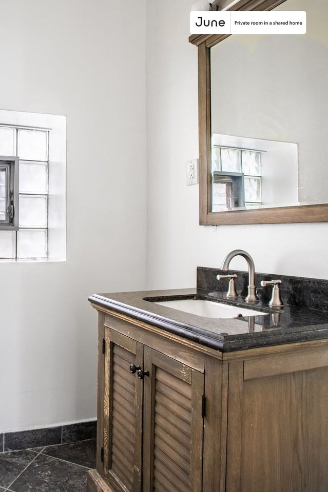 2430 N Spaulding Ave #C - Photo 7 of 17