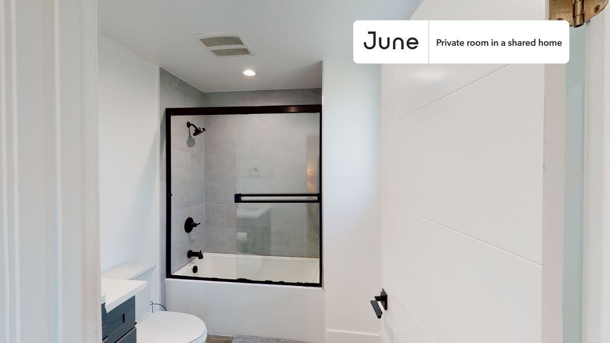 564312 Auckland Ave #D - Photo 4 of 13