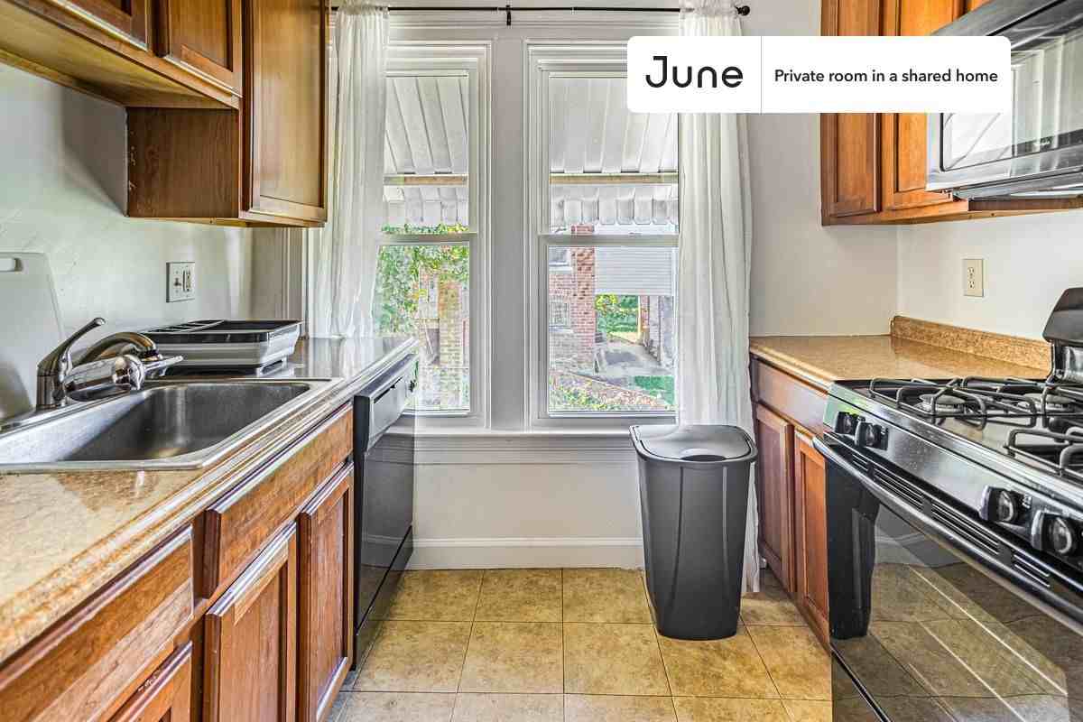 1214 Michigan Ave Ne #E - Photo 6 of 33