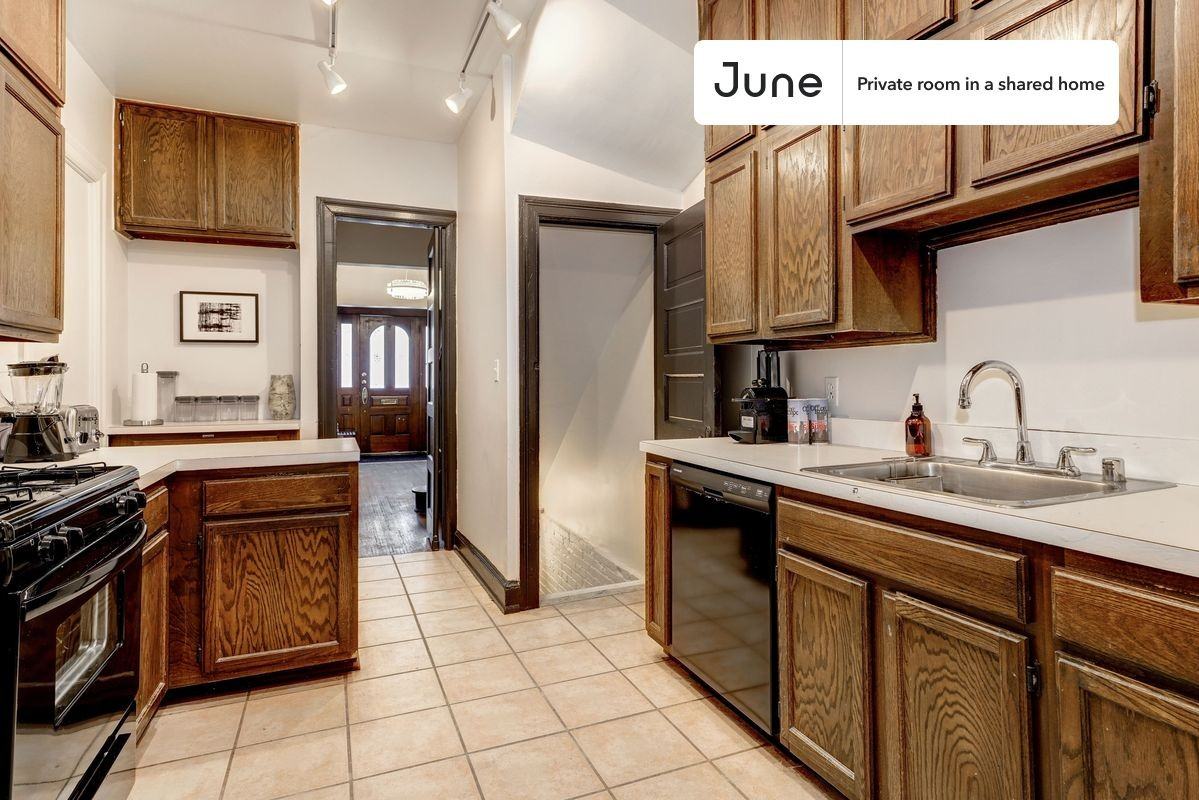 2270 Cathedral Ave Nw #3B - Photo 7 of 15