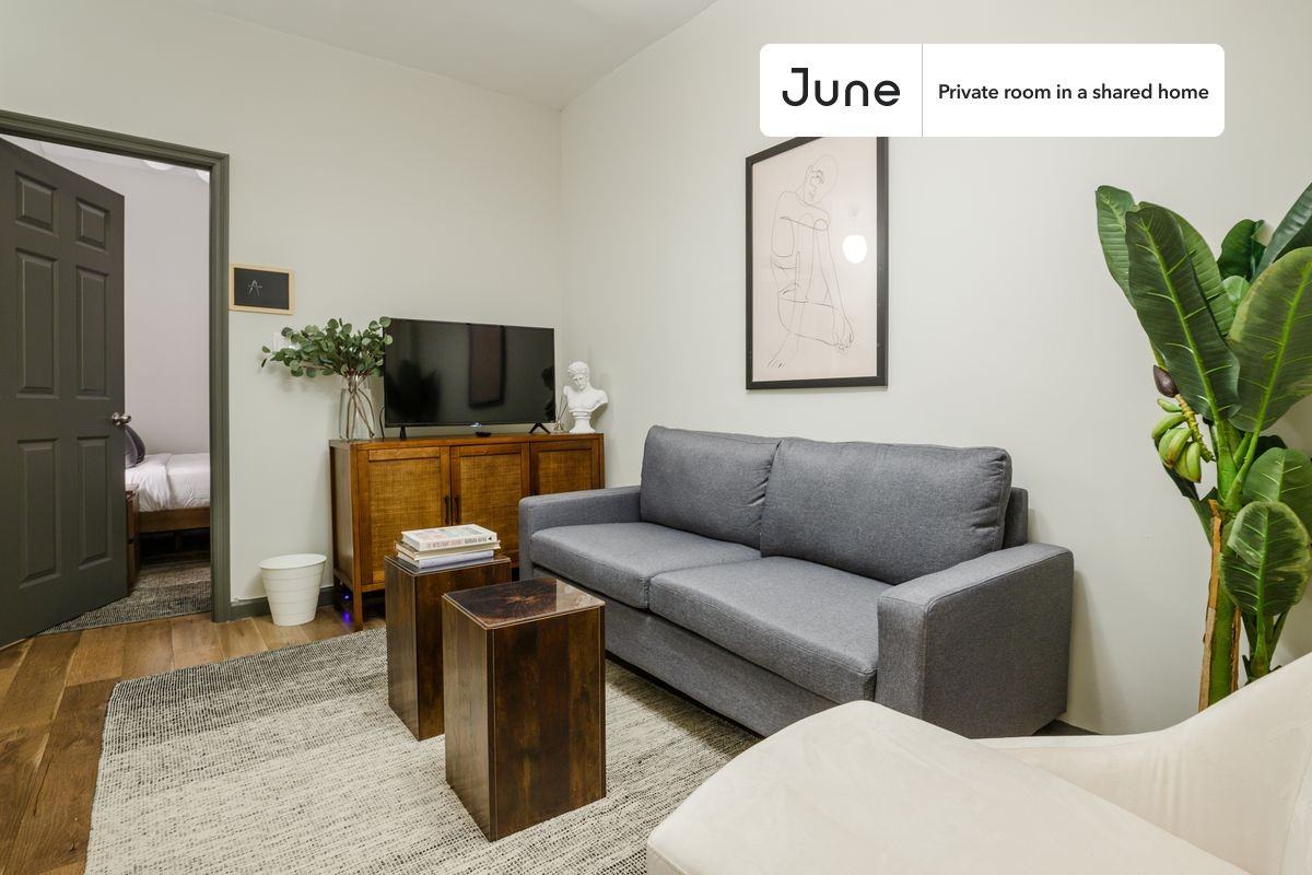 439 W 48th St #A - Photo 4 of 9