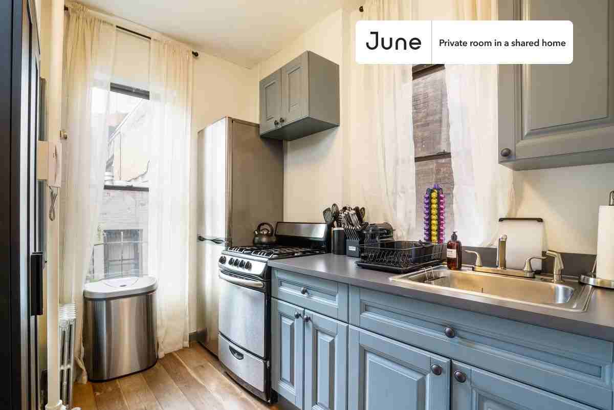 439 W 48th St #A - Photo 6 of 9