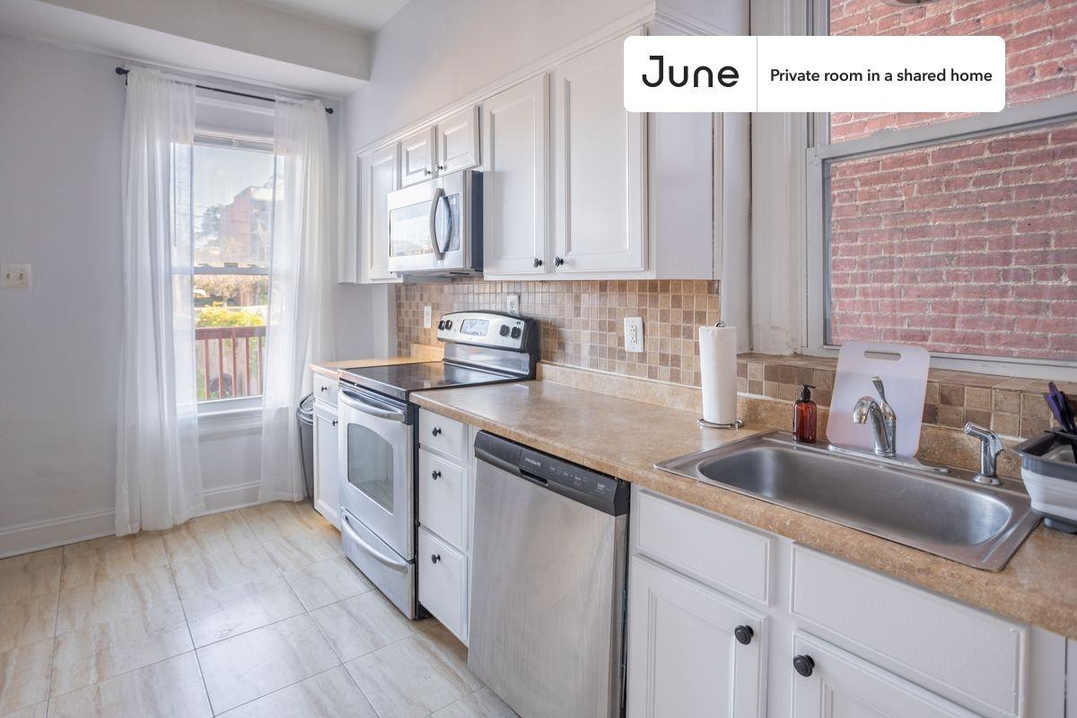 1160 Neal St Ne #B - Photo 4 of 13