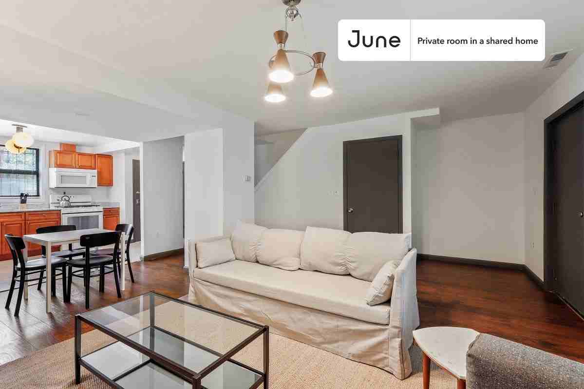 1107 1/2 M St Nw #2B - Photo 2 of 18