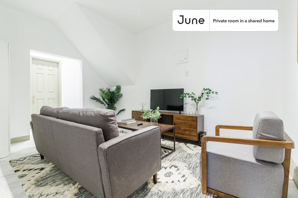 635 9th Ave #A - Photo 5 of 12