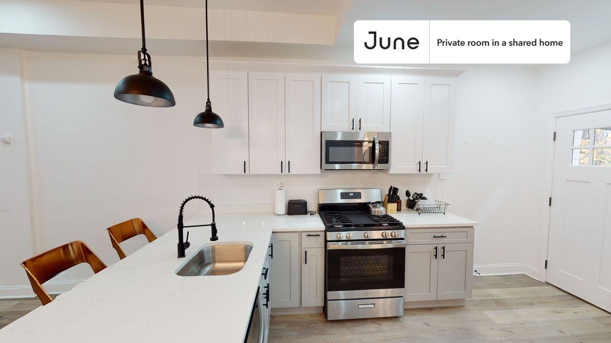 529 42nd St Ne #E - Photo 5 of 23