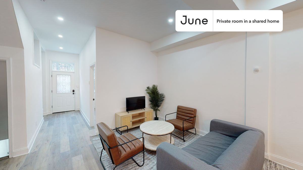 529 42nd St Ne #E - Photo 6 of 23