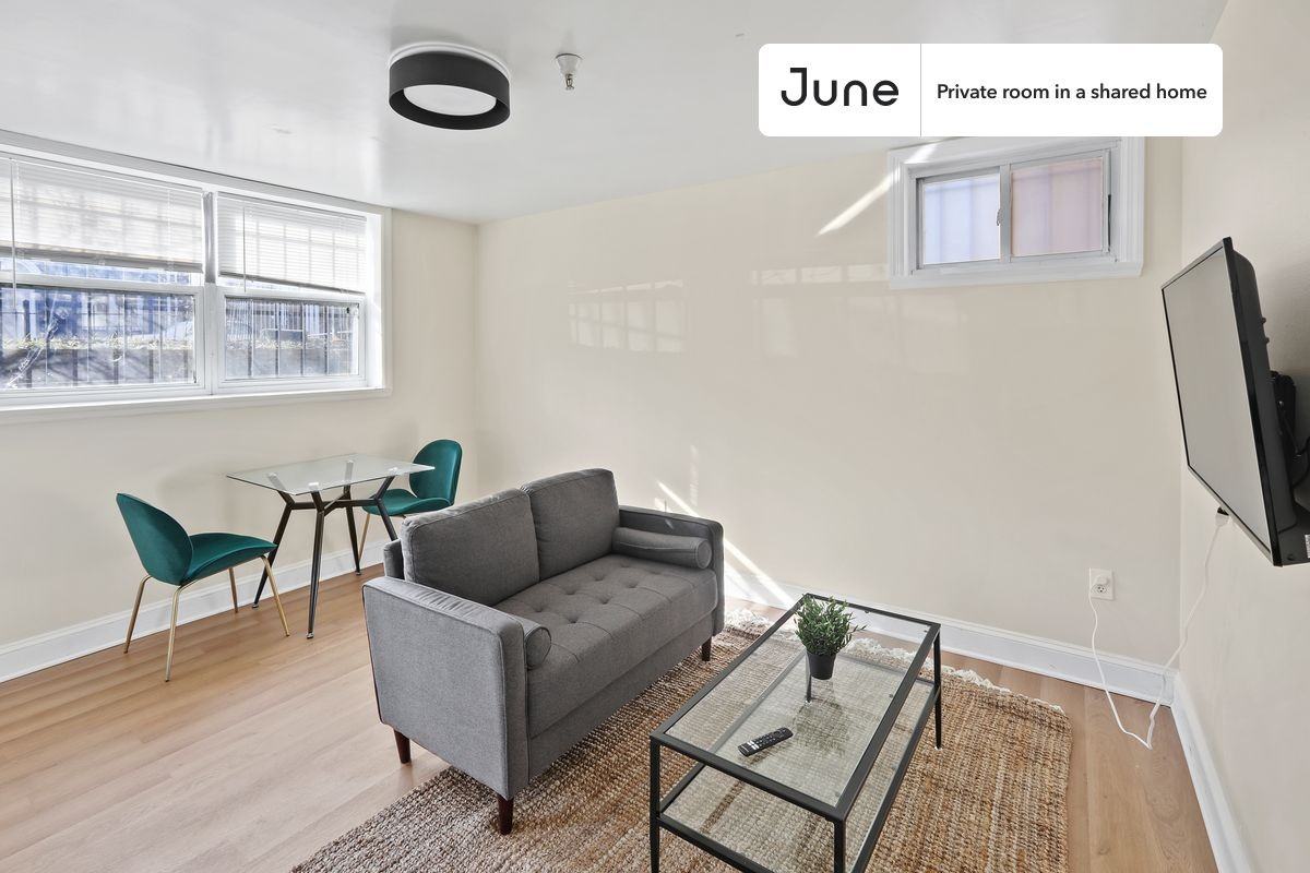 1380 Bryant St Ne #B - Photo 2 of 14