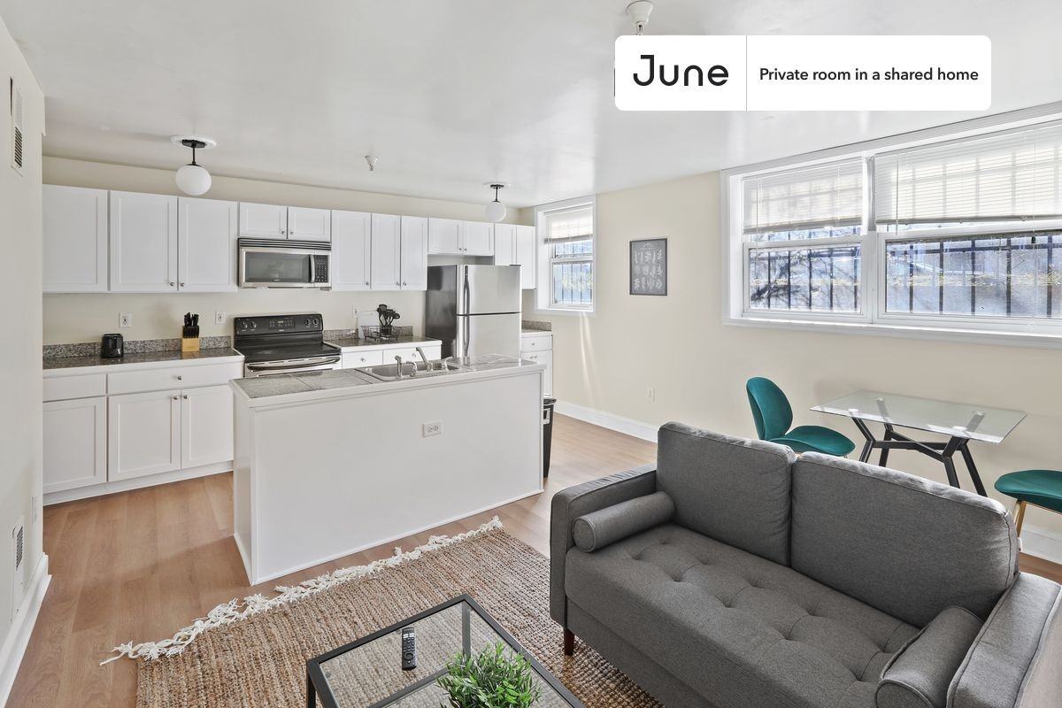 1380 Bryant St Ne #B - Photo 4 of 14