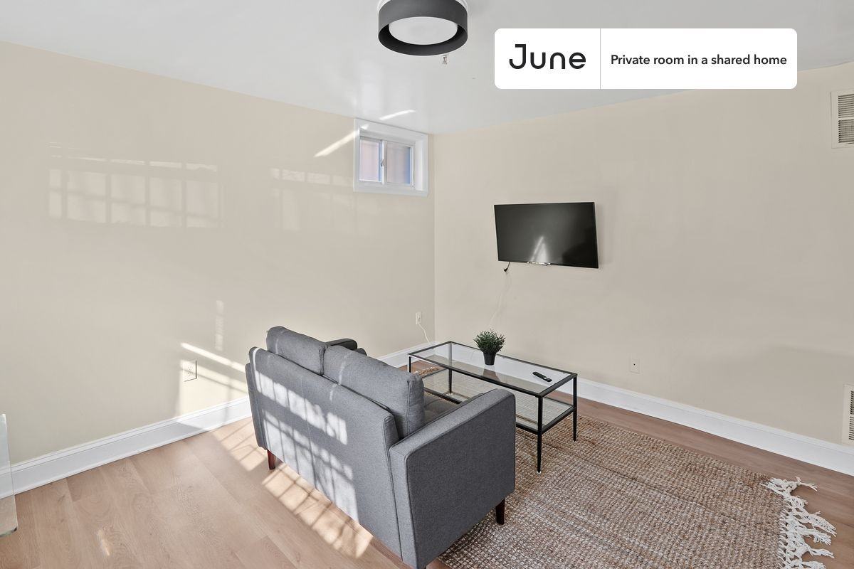 1380 Bryant St Ne #B - Photo 5 of 14