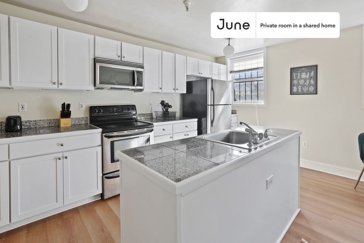 1380 Bryant St Ne #B - Photo 6 of 14