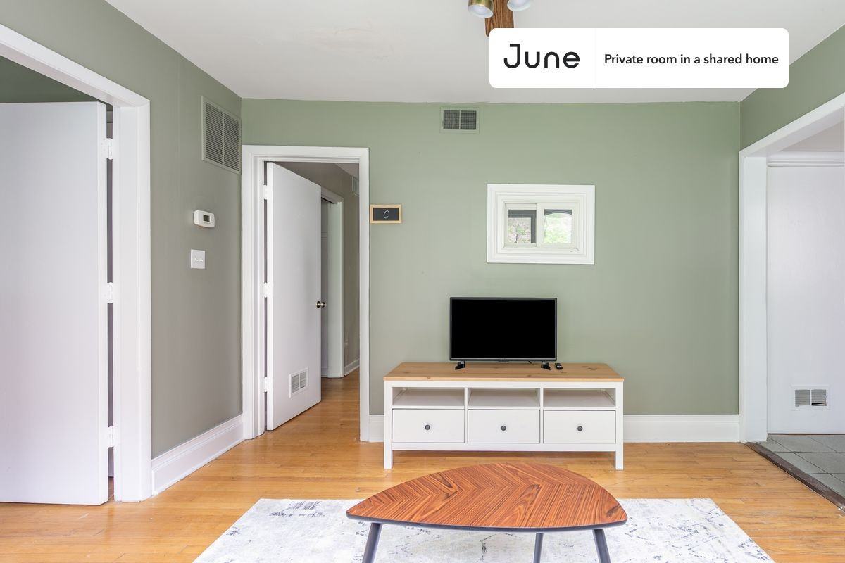 1052 N Milwaukee Ave #C - Photo 6 of 15