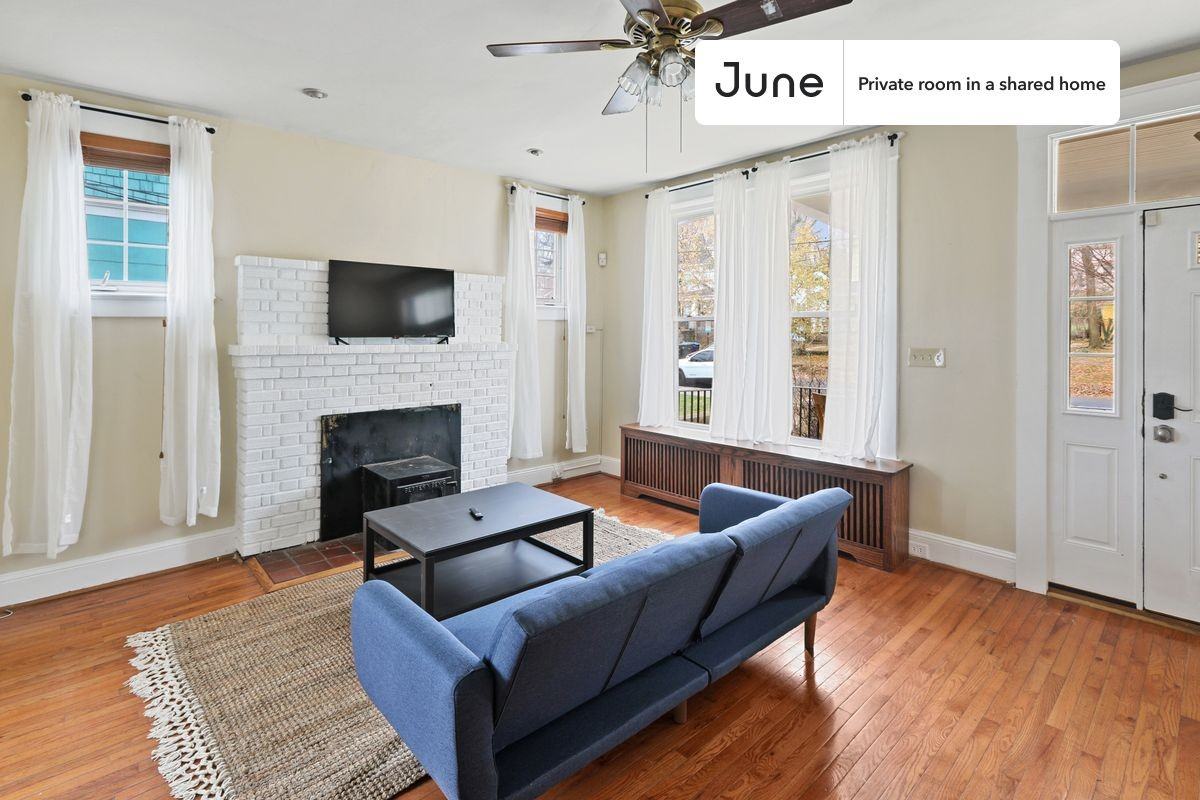 1334 Newton St Ne #E - Photo 7 of 19