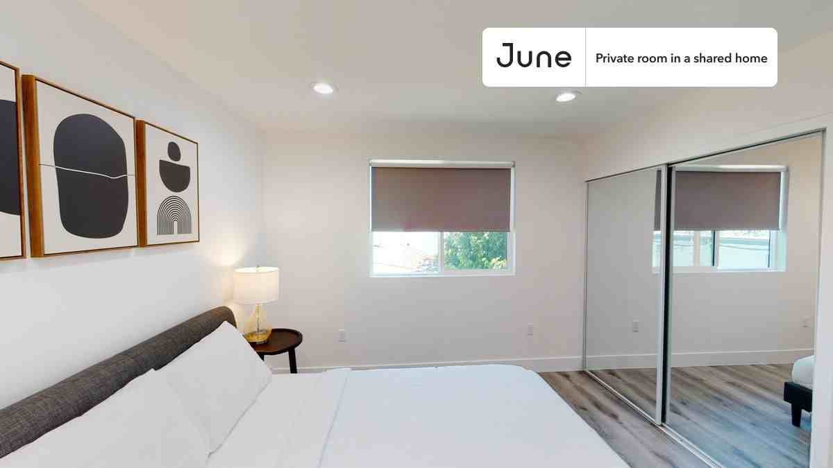 564312 Auckland Ave #B - Photo 2 of 12