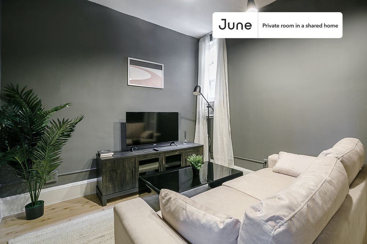 336 W 47th St #5D - Photo 4 of 11