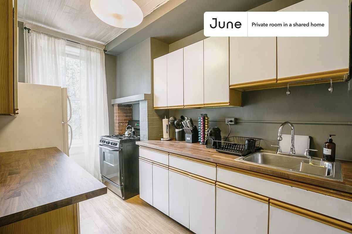 336 W 47th St #5D - Photo 6 of 11