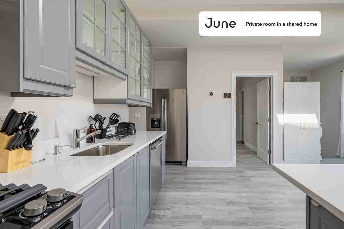 23 Newport St #E - Photo 7 of 14