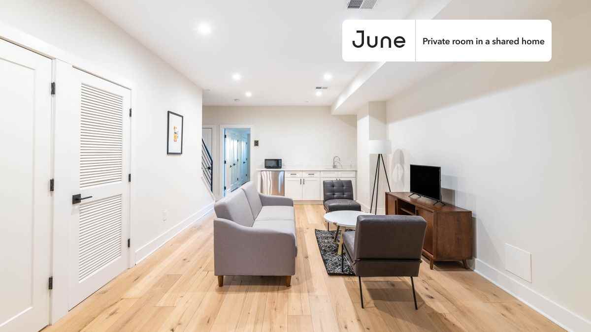 1340 Harvard St Nw #A - Photo 5 of 25