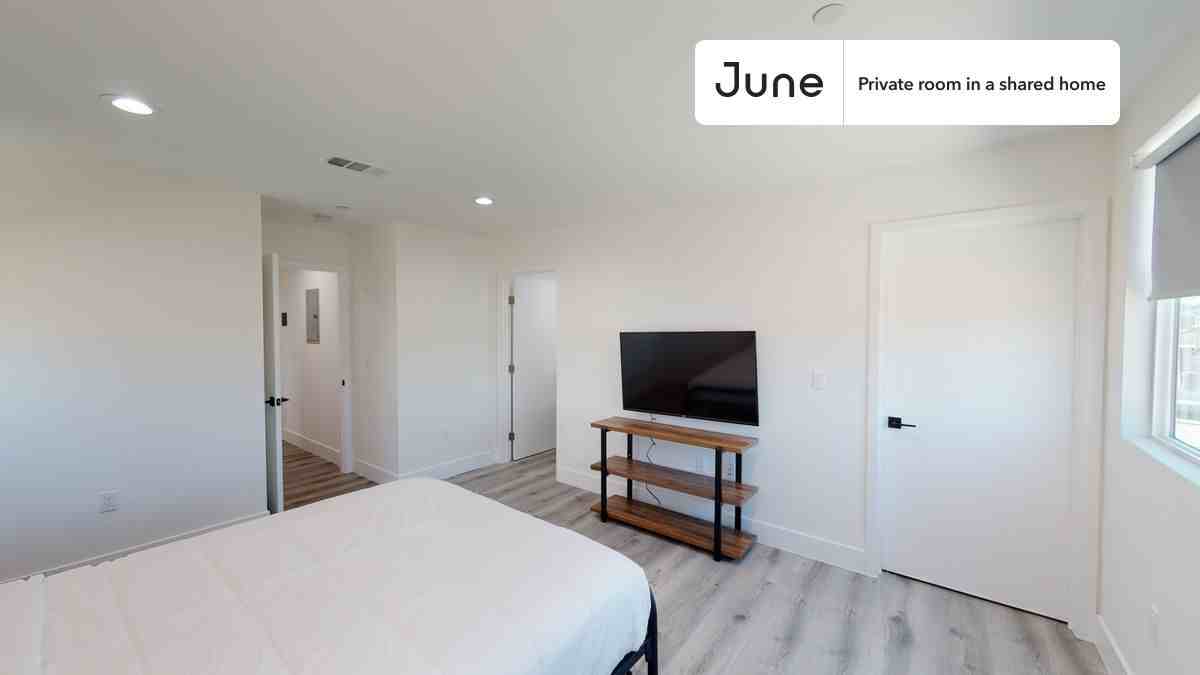 564312 Auckland Ave #C - Photo 2 of 14