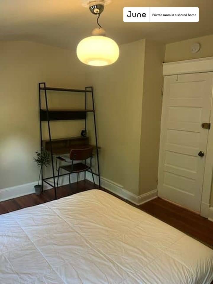 1334 Newton Street Northeast #E - Photo 5 of 21