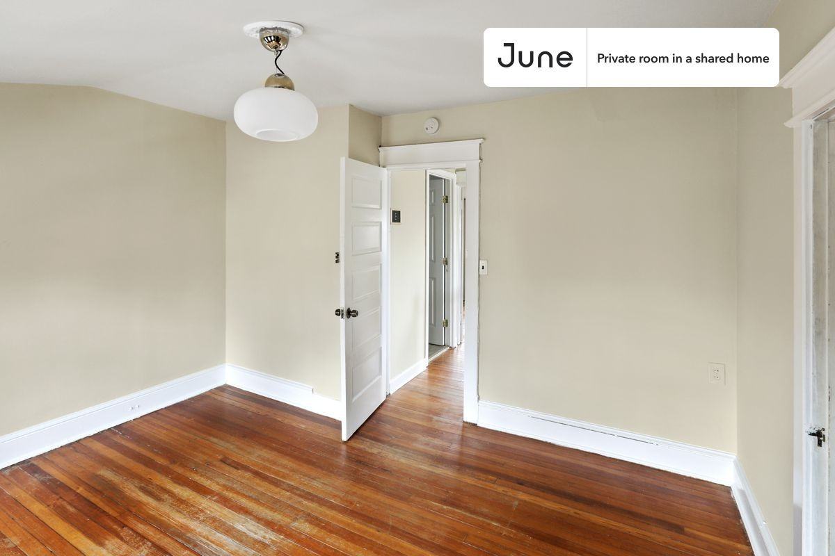 1334 Newton Street Northeast #E - Photo 6 of 21