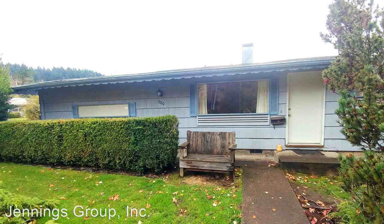 3220 Harris & 980 E. 32nd Apartments in Crest Drive, Eugene, OR 97405