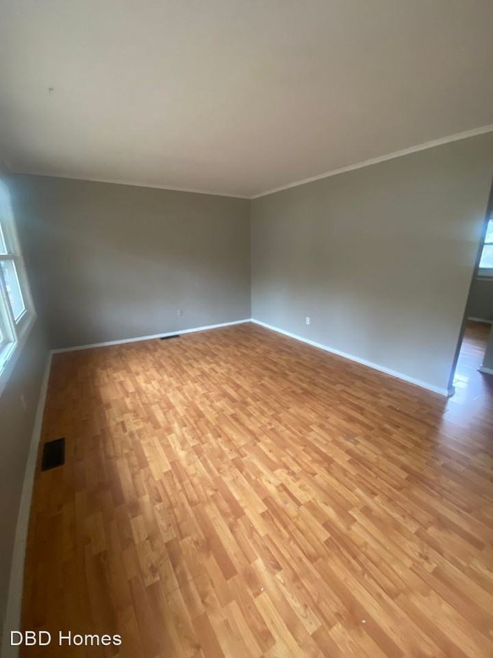 2431 Ormsby St - Photo 2 of 8