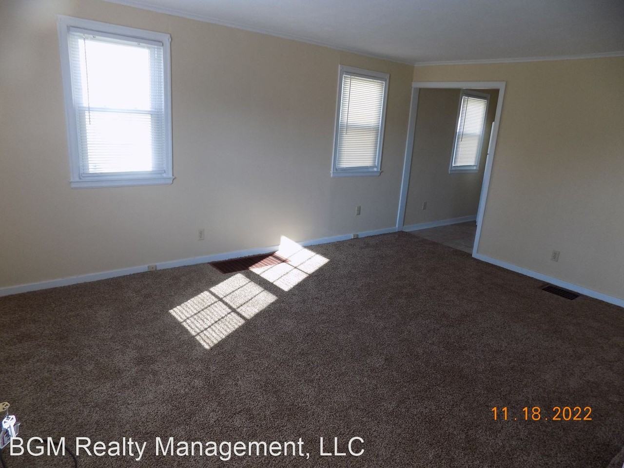 2 bdrm duplex -NO PETS *BGM MANAGEMENT* - Photo 2 of 9