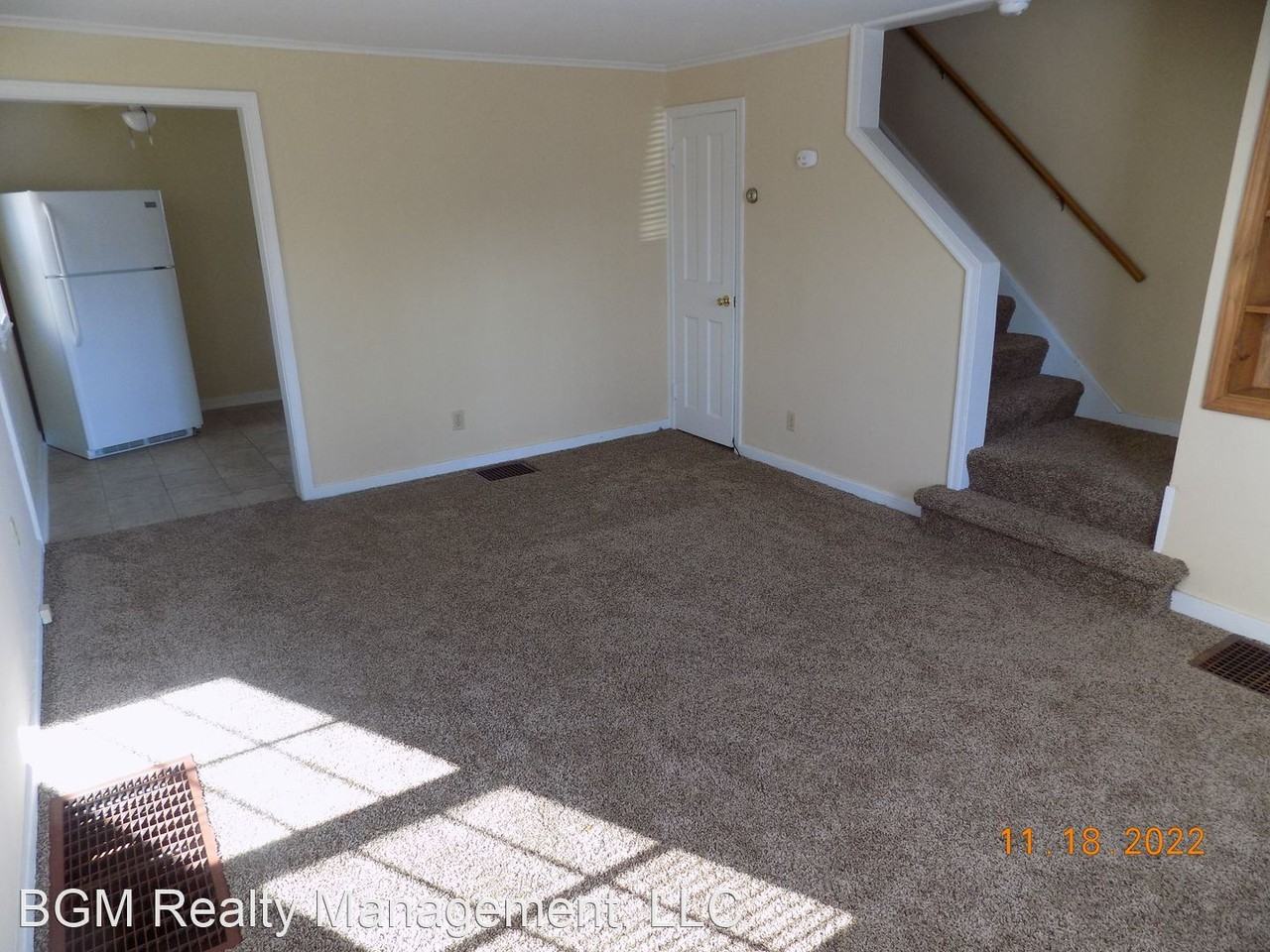 2 bdrm duplex -NO PETS *BGM MANAGEMENT* - Photo 3 of 9