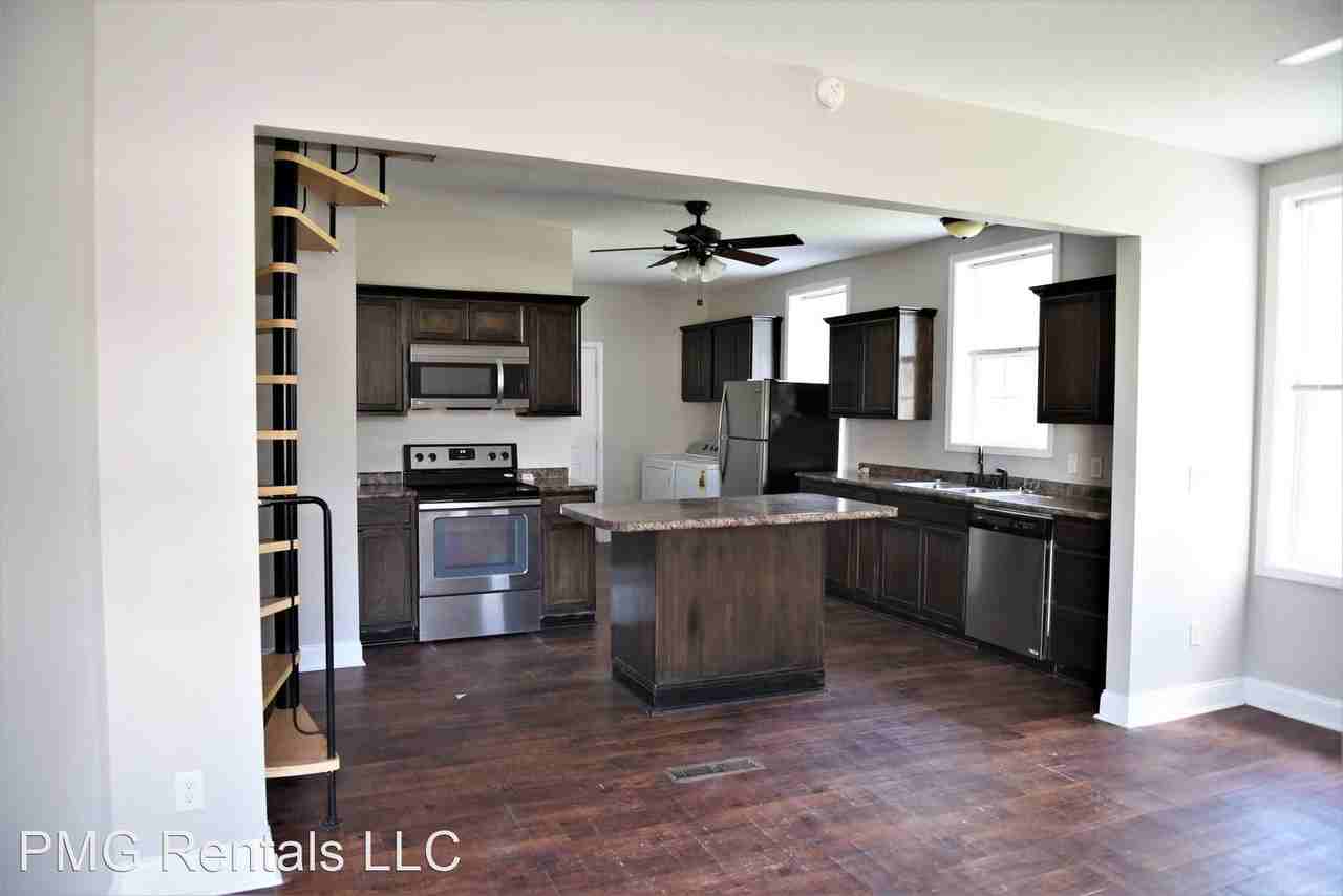 454 S. College St. - Photo 3 of 18