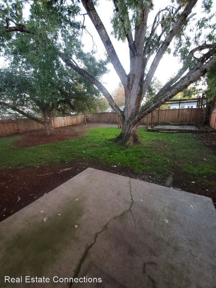 160 E 29th Pl - Photo 3 of 16