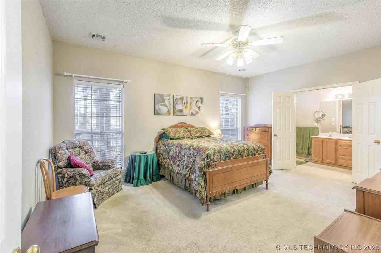 205 S Redbud Pl - Photo 3 of 34