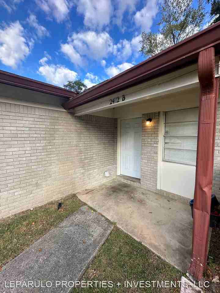 2412 Clemons Rd Apartments in Town and Country, Tallahassee, FL 32303