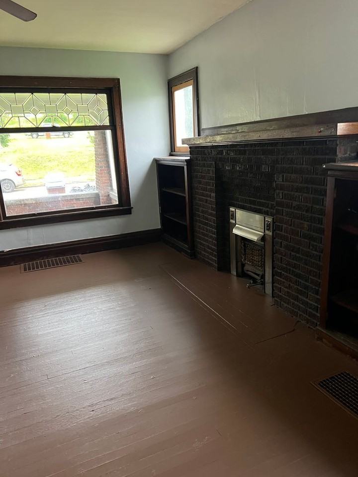 185 Logan Ave - Photo 3 of 6