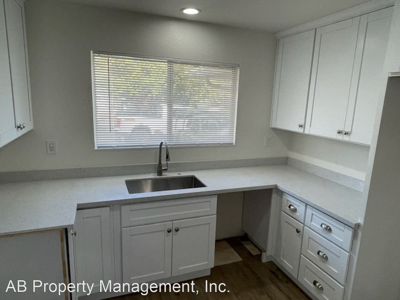 8656-8658 Beverly Ln - Photo 3 of 13