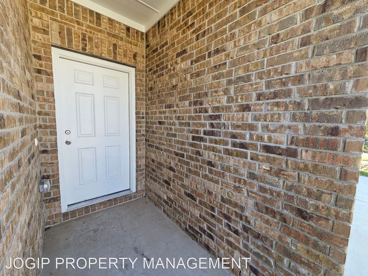 1825 Sandlin Dr - Photo 3 of 46