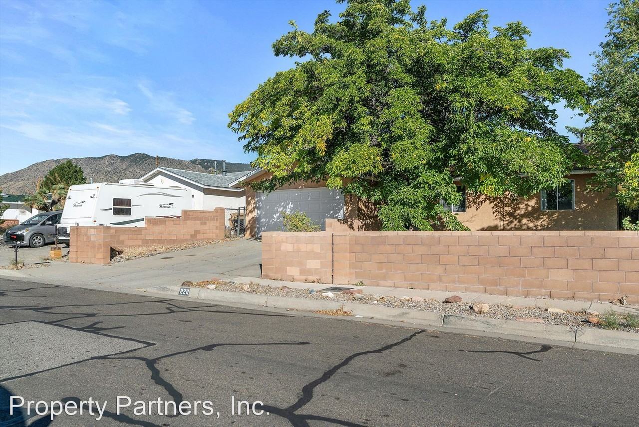 828 Eastridge Dr Ne - Photo 2 of 30