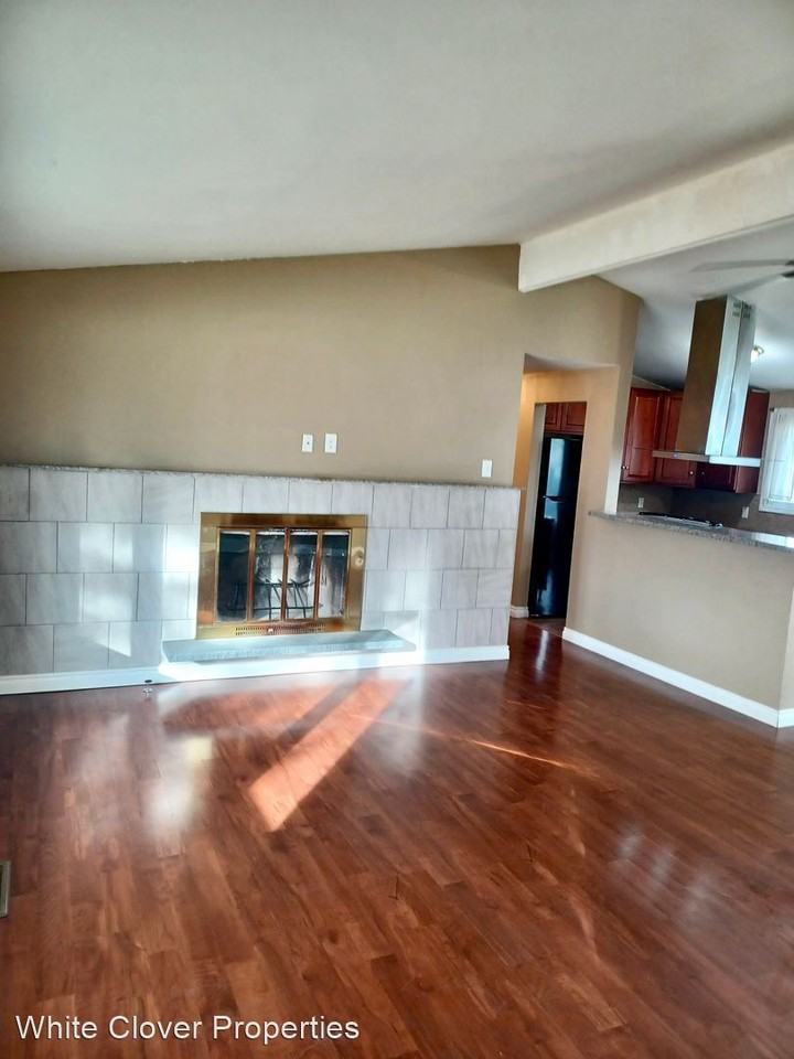 18704 32nd Ave S - Photo 2 of 9