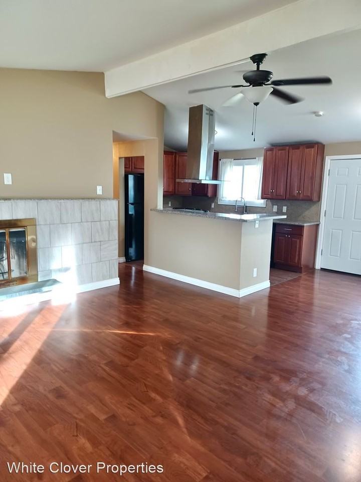 18704 32nd Ave S - Photo 3 of 9