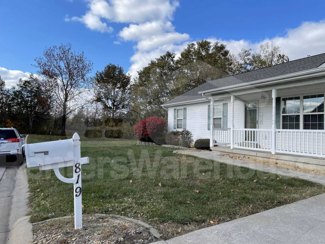 819 Tiffany Ct - Photo 2 of 10