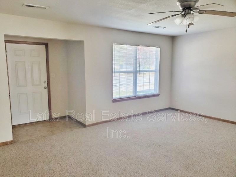 1039 Nw Willow Dr - Photo 3 of 11