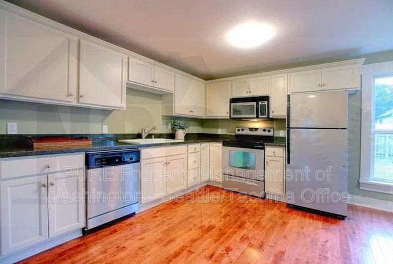 623 N Steele St - Photo 3 of 16