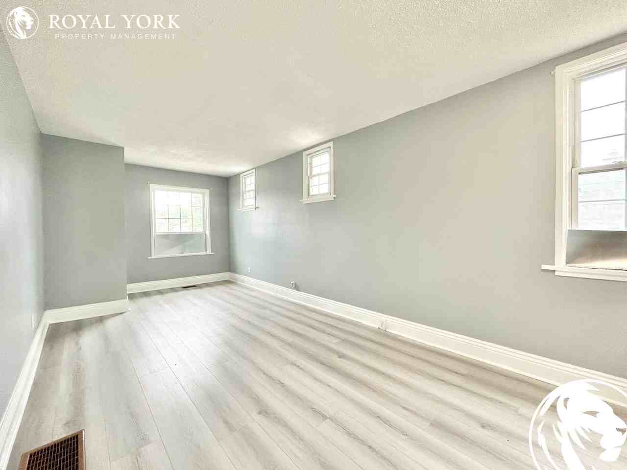 157 Kenilworth Ave N #1 - Photo 2 of 33