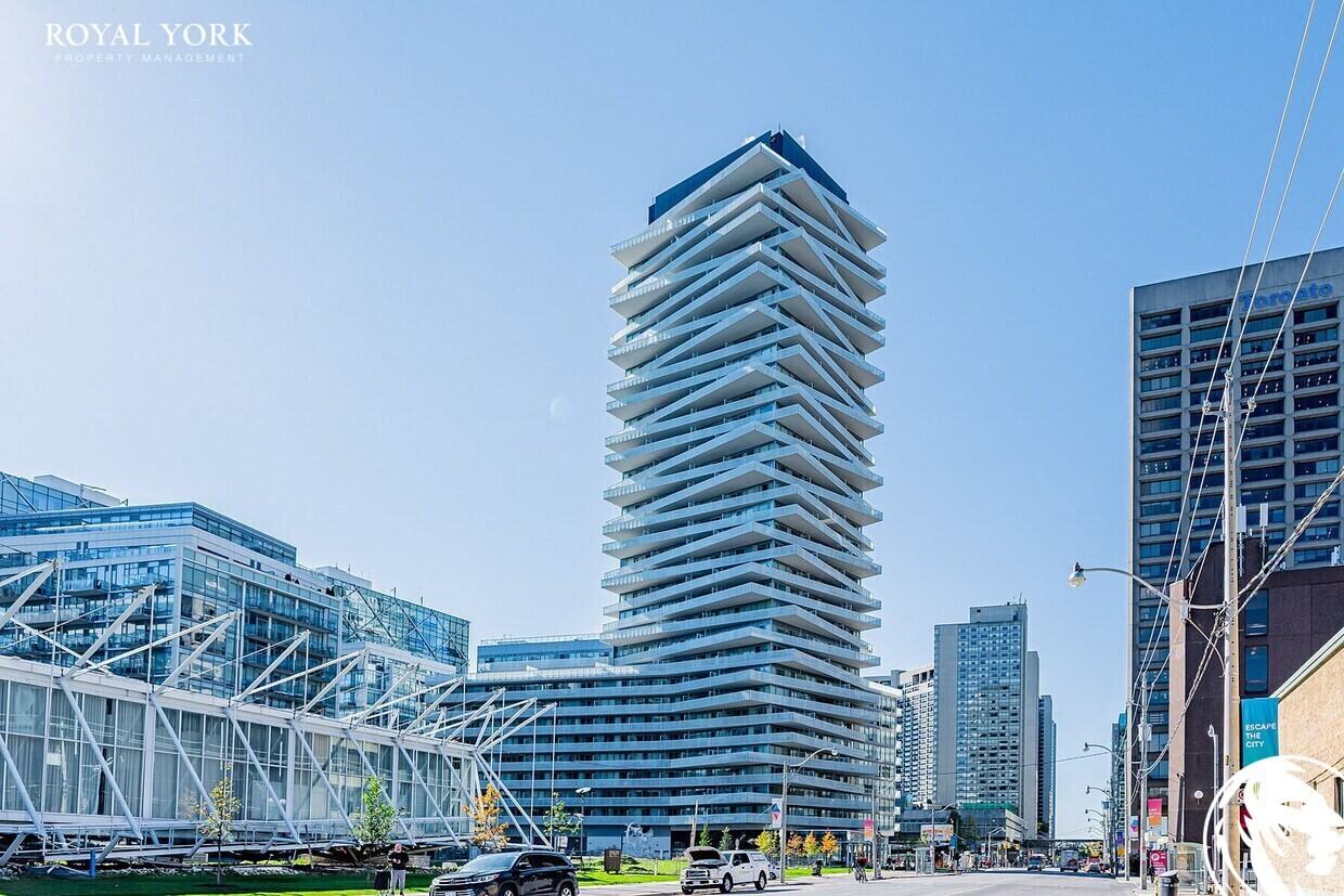 15 Queens Quay E #901