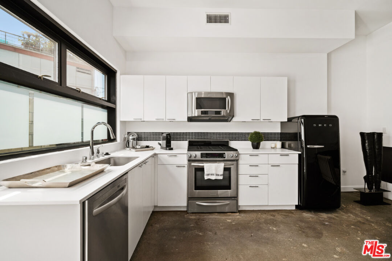 815 Hampton Dr #6 - Photo 3 of 30