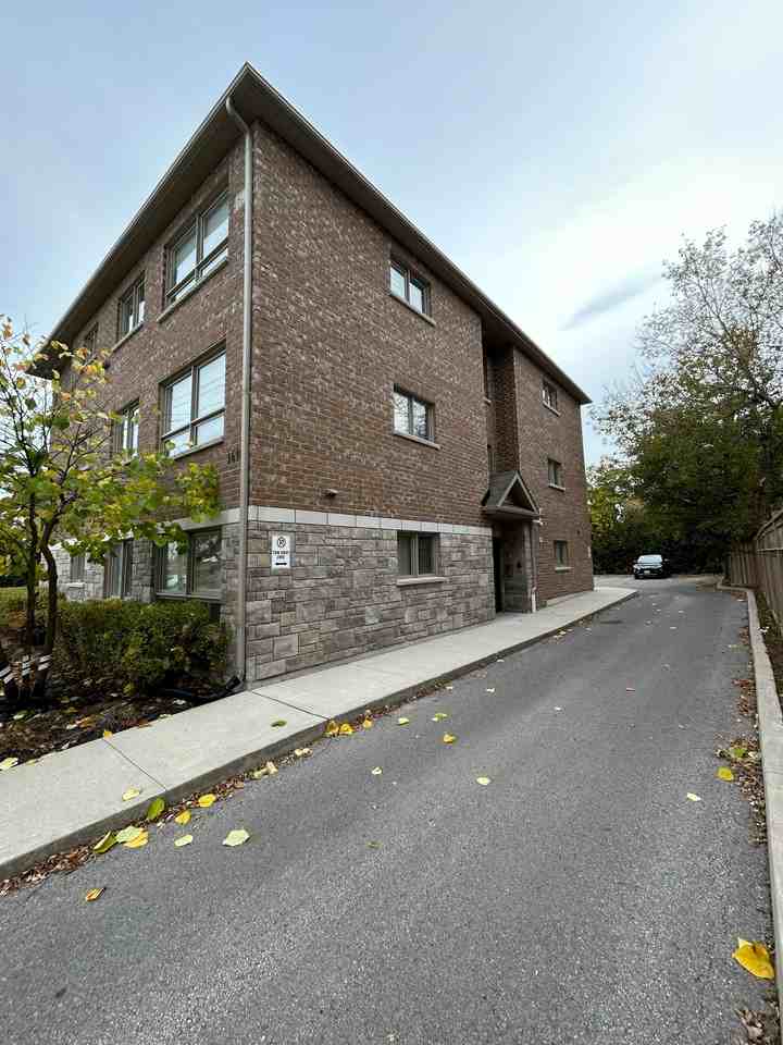 1418 Simcoe St S #1