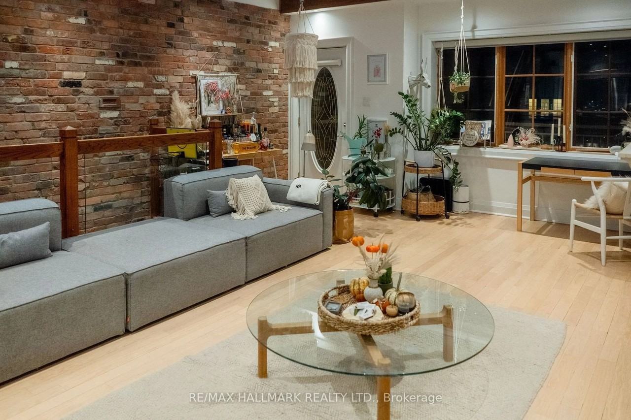 36 Glen Manor Drive - Photo 2 of 18